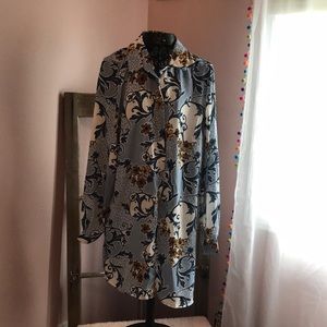 Ladies blouse size large brand is Mandee